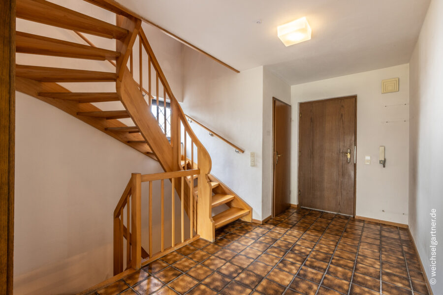 Freistehendes Einfamilienhaus auf idealem Süd-Grundstück in ruhiger Anliegerstraße - Treppenhaus u. Eingangsbereich