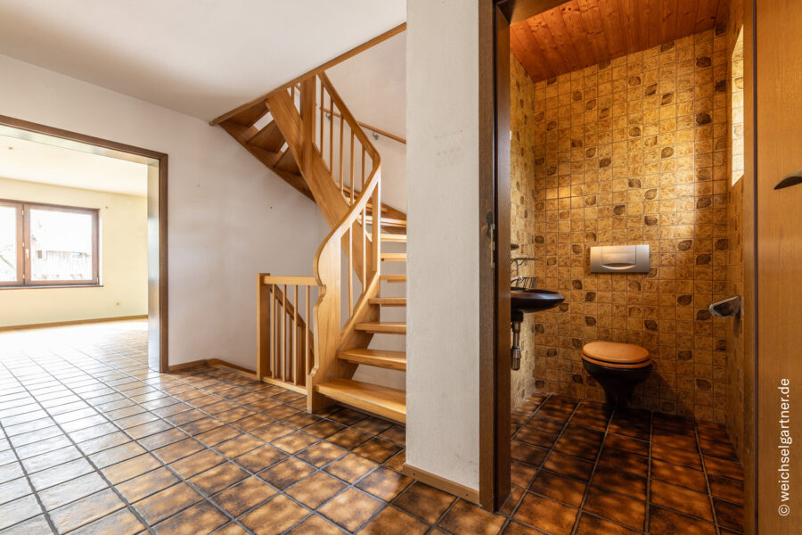 Freistehendes Einfamilienhaus auf idealem Süd-Grundstück in ruhiger Anliegerstraße - Eingangsbereich mit Gäste-WC