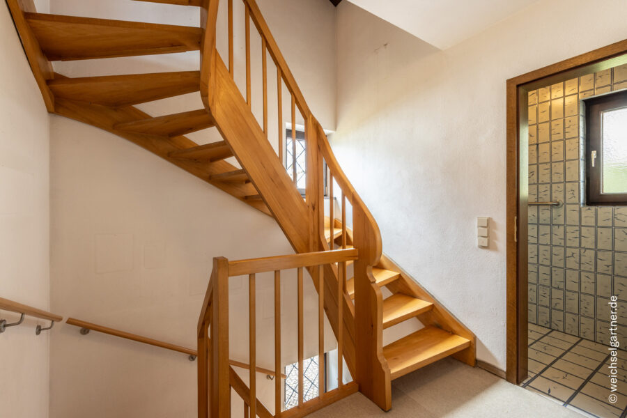 Freistehendes Einfamilienhaus auf idealem Süd-Grundstück in ruhiger Anliegerstraße - Treppenaufgang ins DG