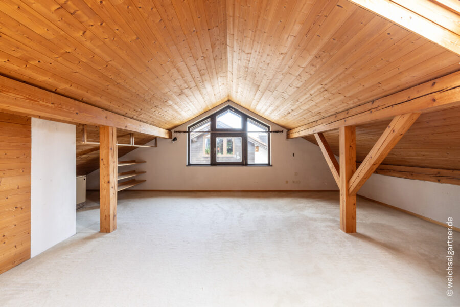 Freistehendes Einfamilienhaus auf idealem Süd-Grundstück in ruhiger Anliegerstraße - Ausgebautes Dachstudio