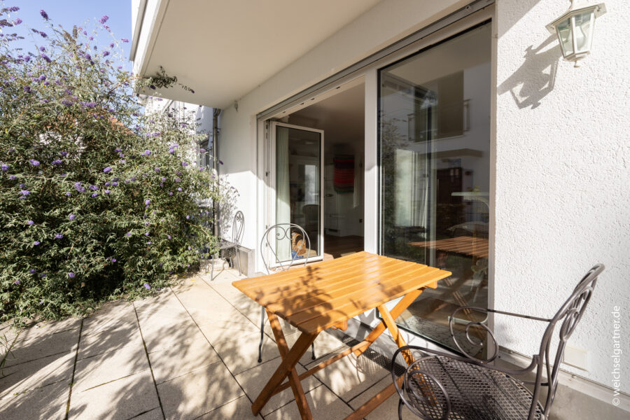Schöne und helle Gartenwohnung mit idealer Süd-Ost-Ausrichtung - Weitere Ansicht der Terrasse