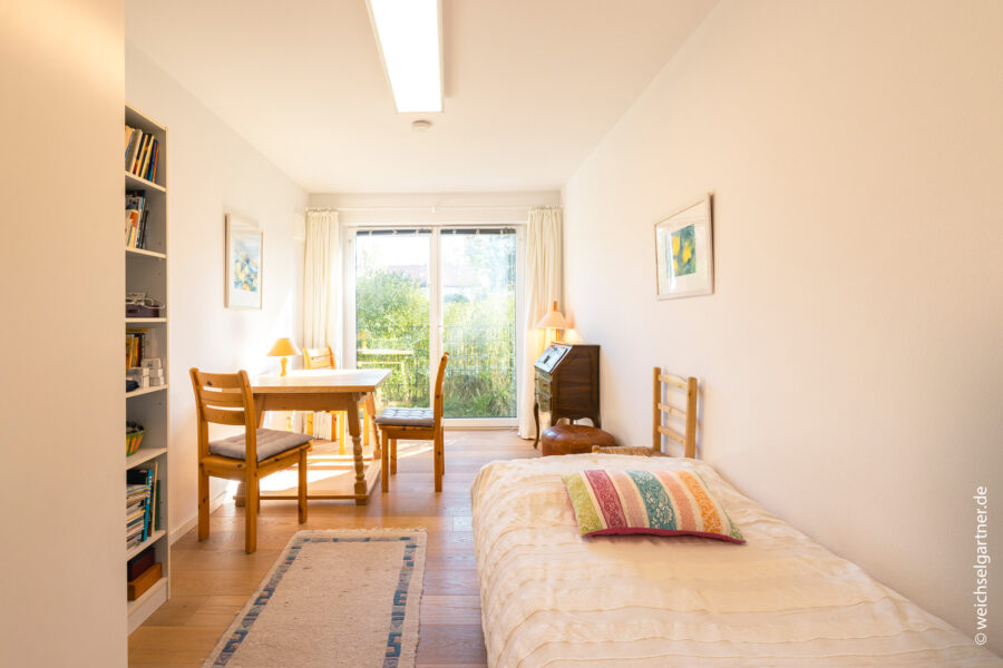 Schöne und helle Gartenwohnung mit idealer Süd-Ost-Ausrichtung - Eines der beiden Schlafzimmer