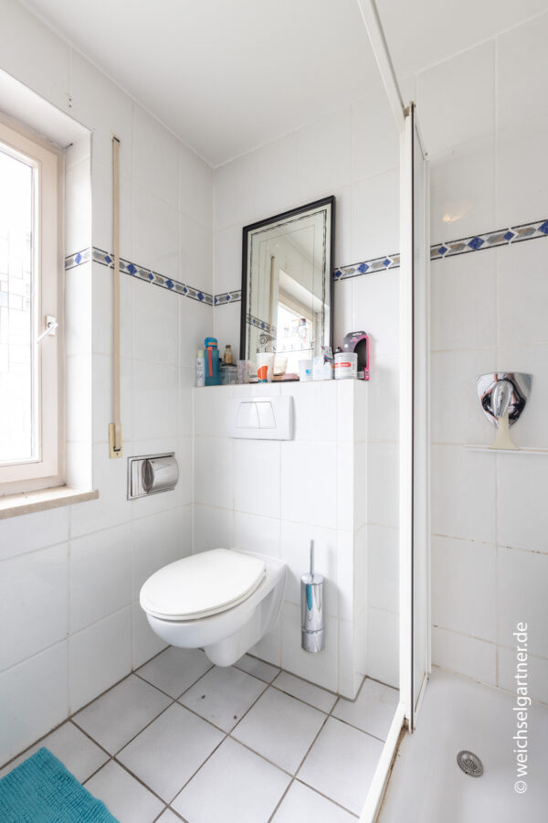 Freistehendes, bezugsfreies Einfamilienhaus in familienfreundlicher Wohngegend - Tageslicht-Duschbad im OG