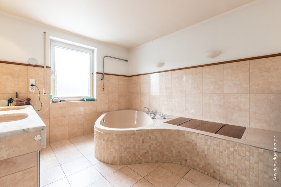 Freistehendes, bezugsfreies Einfamilienhaus in familienfreundlicher Wohngegend - Und großer Badewanne