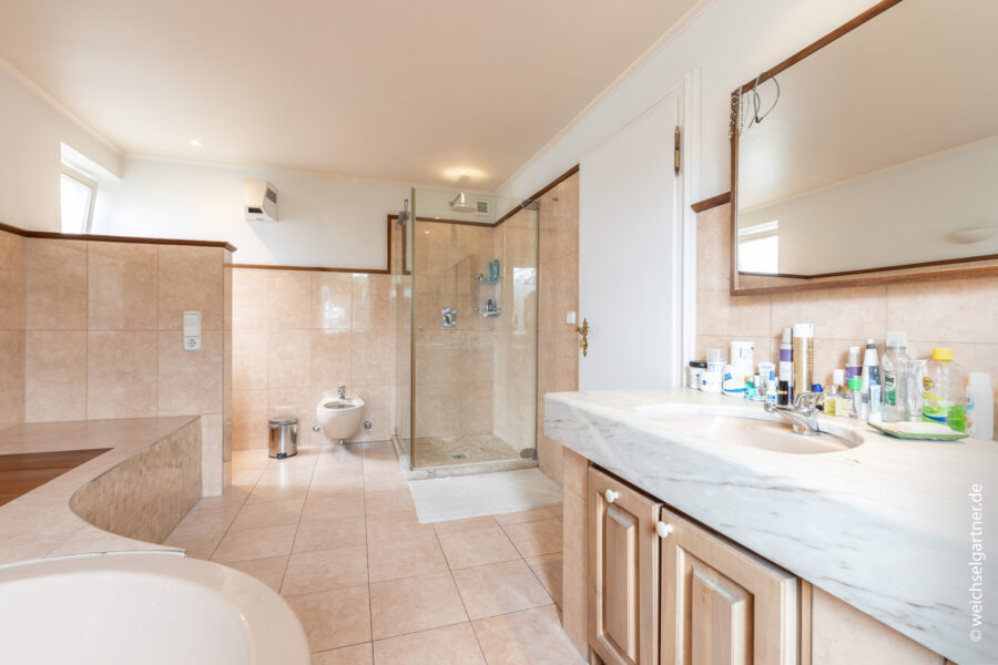 Freistehendes, bezugsfreies Einfamilienhaus in familienfreundlicher Wohngegend - Tageslicht-Badezimmer en Suite