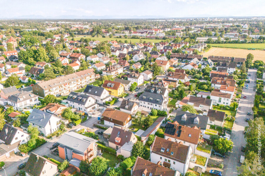 Freistehendes, bezugsfreies Einfamilienhaus in familienfreundlicher Wohngegend - Drohnenbild in Richtung Süden