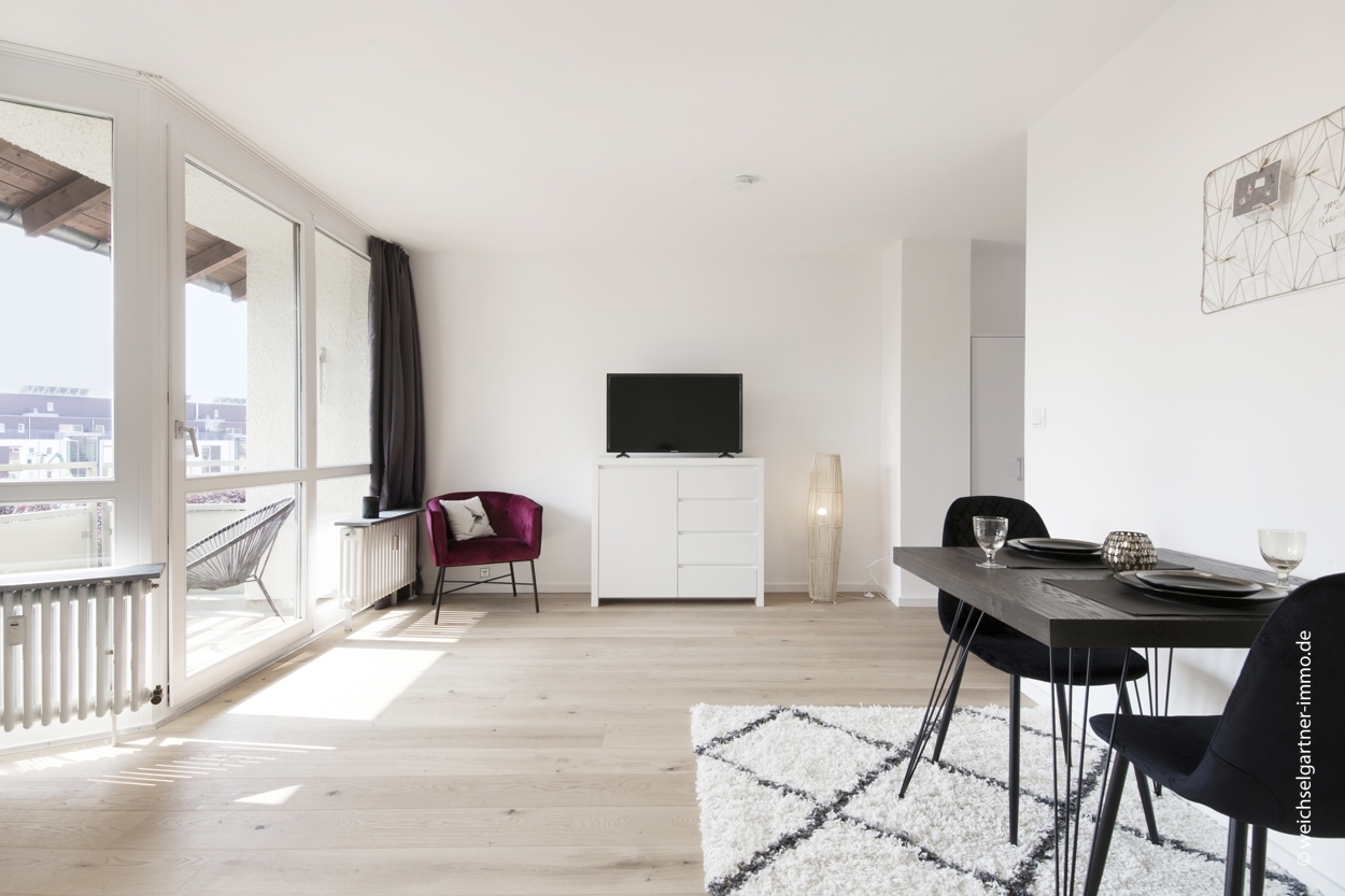 Möbliertes und renoviertes Appartement mit Südost-Balkon, 80939 München, Etagenwohnung