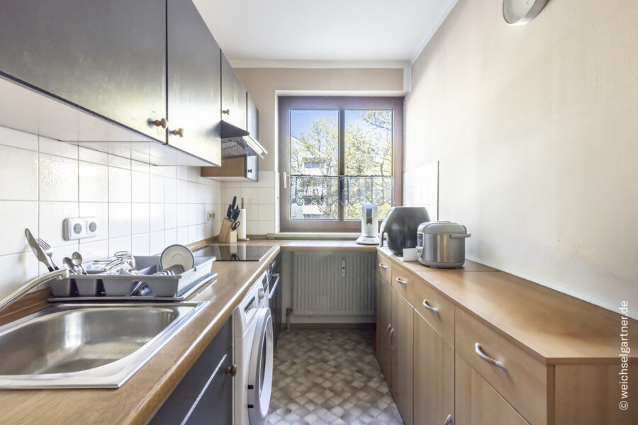 Ansprechend geschnittene Wohnung mit ruhigem Balkon zum Innenhof in unmitelbarer Nähe zur Isar - Die Küche mit Einbauküche
