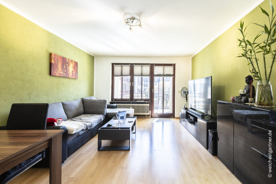 Ansprechend geschnittene Wohnung mit ruhigem Balkon zum Innenhof in unmitelbarer Nähe zur Isar - Wohnzimmer mit Balkonzugang