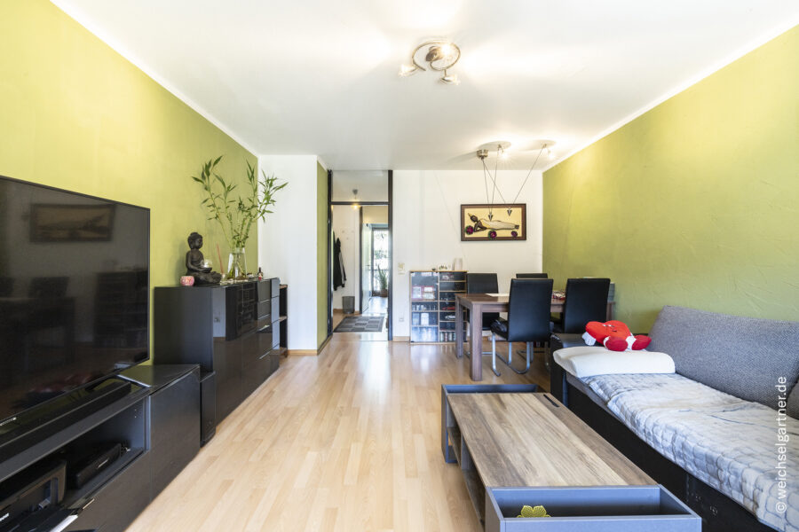 Ansprechend geschnittene Wohnung mit ruhigem Balkon zum Innenhof in unmitelbarer Nähe zur Isar - Wohnzimmer