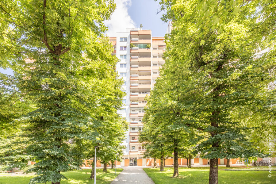 Bezugsfreie Eigentumswohnung mit großem Süd-Balkon - Vorderansicht Wohnhaus