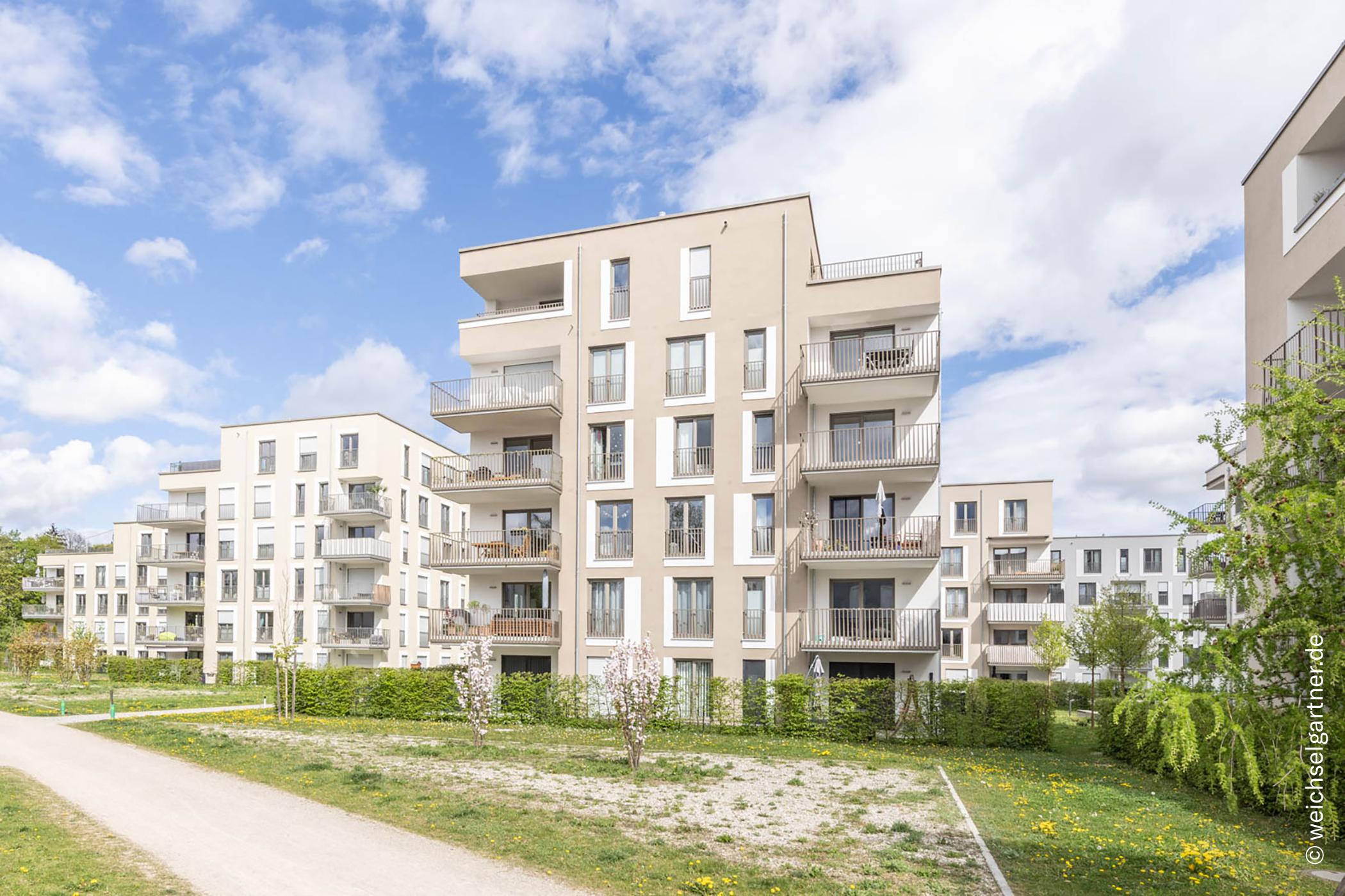 Neuwertige 2-Zimmer-Wohnung mit Südbalkon und Tiefgaragenstellplatz in parkähnlicher Wohnanlage, 81249 München, Etagenwohnung
