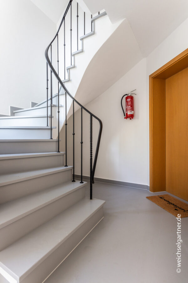 Renditestarkes Mehrfamilienhaus mit attraktiven Wohnungen in top Lage - Treppenhaus