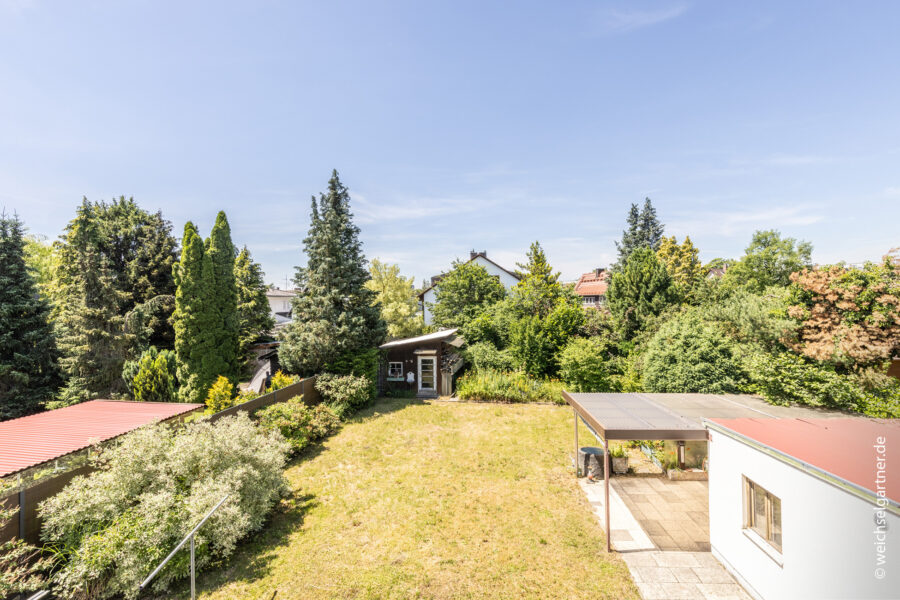 Attraktives Wohnbaugrundstück mit herrlichem West-Garten - Blick aus dem Altbestand
