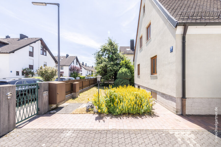Attraktives Wohnbaugrundstück mit herrlichem West-Garten - Blick entlang der Straßenseite
