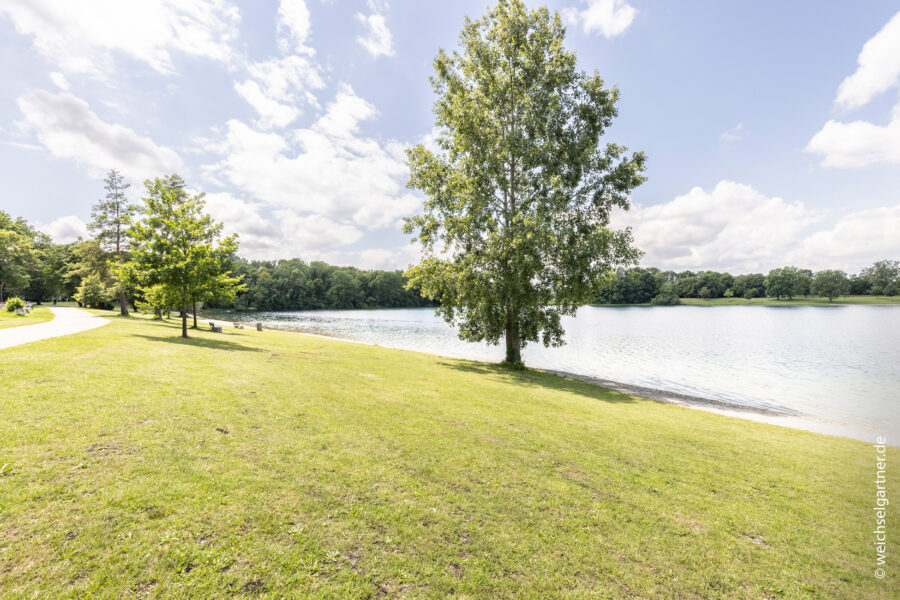 Charmante Gartenwohnung mit Hobbyraum am Karlsfelder See - Aufnahme des Badesees