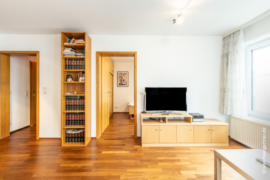 Bezugsfreie und ideal geschnittene Eigentumswohnung mit TG-Stellplatz in ansprechender Wohnanlage - Weitere Perspektive Wohnzimmer