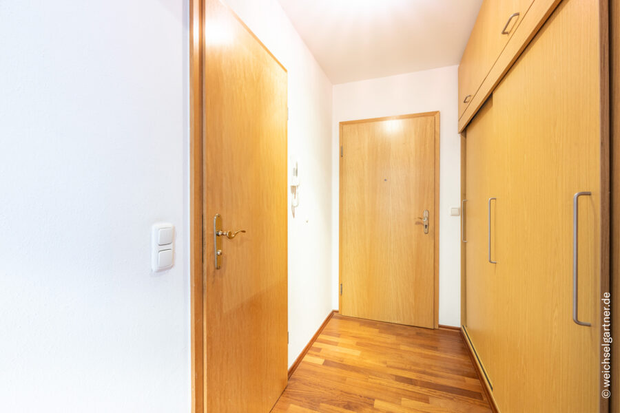 Bezugsfreie und ideal geschnittene Eigentumswohnung mit TG-Stellplatz in ansprechender Wohnanlage - Flur mit Einbauschrank