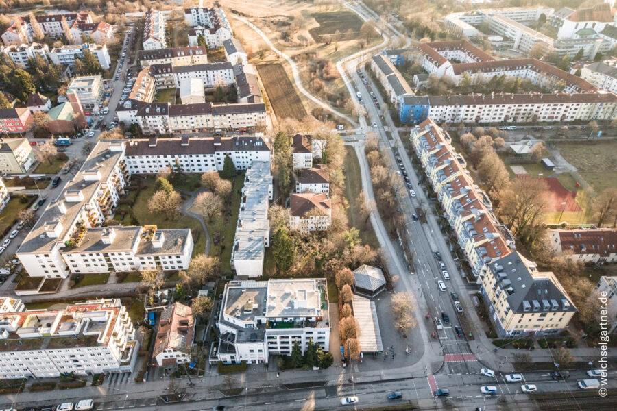 Bezugsfreie und ideal geschnittene Eigentumswohnung mit TG-Stellplatz in ansprechender Wohnanlage - Drohnenaufnahme nach Süden