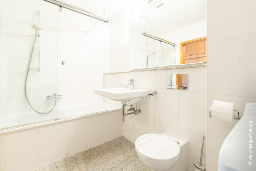 Bezugsfreie und ideal geschnittene Eigentumswohnung mit TG-Stellplatz in ansprechender Wohnanlage - Innenliegendes Badezimmer