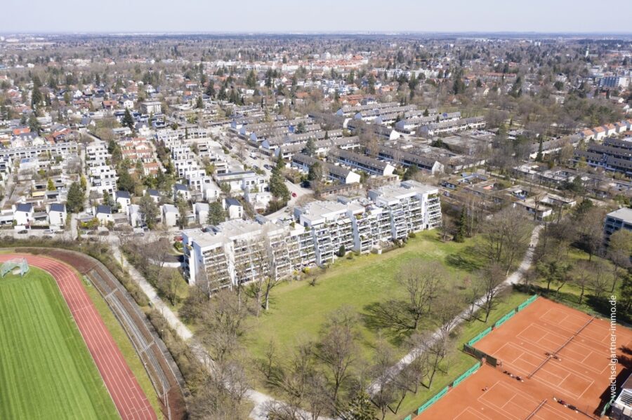 Großzügige Maisonette-Gartenwohnung mit separatem Hobbyraum in grüner Wohnlage - Drohnenaufnahme