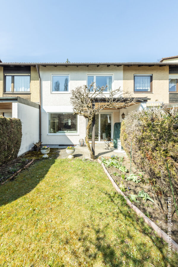 Gepflegtes Reihenmittelhaus mit nahezu uneinsehbarem Garten und Tiefgaragen-Einzelstellplatz - Gepflegtes Reihenmittelhaus