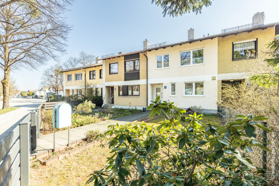 Gepflegtes Reihenmittelhaus mit nahezu uneinsehbarem Garten und Tiefgaragen-Einzelstellplatz - Hausansicht mit Vorgarten