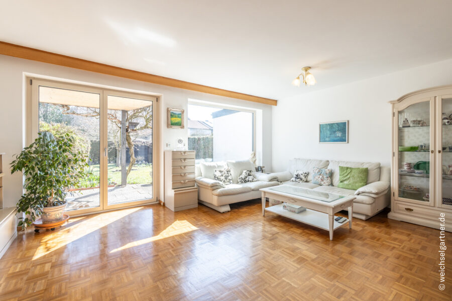 Gepflegtes Reihenmittelhaus mit nahezu uneinsehbarem Garten und Tiefgaragen-Einzelstellplatz - Helles Wohnzimmer