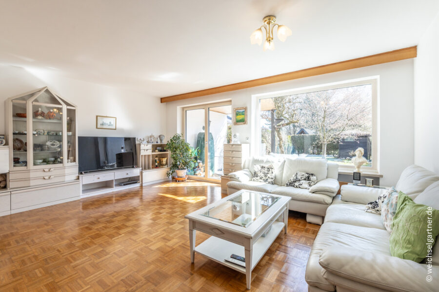 Gepflegtes Reihenmittelhaus mit nahezu uneinsehbarem Garten und Tiefgaragen-Einzelstellplatz - Weitere Wohnzimmeransicht