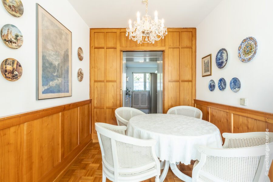 Gepflegtes Reihenmittelhaus mit nahezu uneinsehbarem Garten und Tiefgaragen-Einzelstellplatz - Essbereich, dahinter die Küche