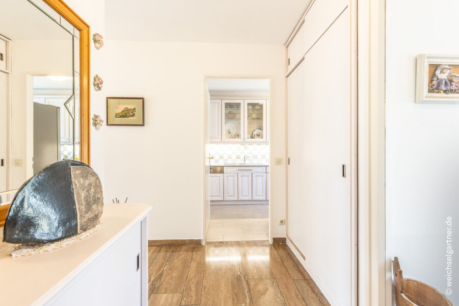 Gepflegtes Reihenmittelhaus mit nahezu uneinsehbarem Garten und Tiefgaragen-Einzelstellplatz - Diele mit Einbauschrank