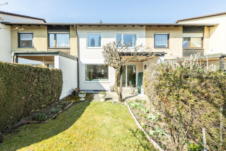 Gepflegtes Reihenmittelhaus mit nahezu uneinsehbarem Garten und Tiefgaragen-Einzelstellplatz - Hausansicht aus dem Garten