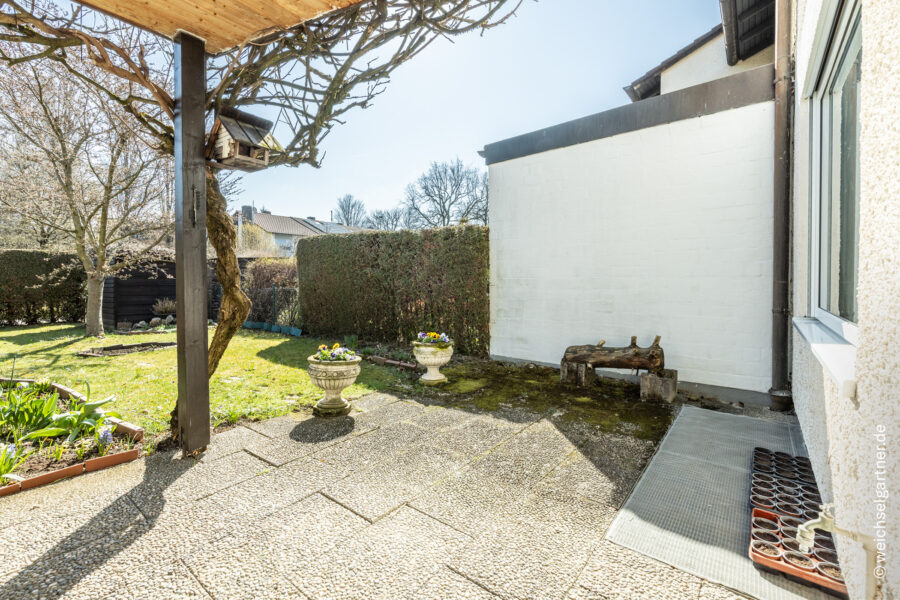 Gepflegtes Reihenmittelhaus mit nahezu uneinsehbarem Garten und Tiefgaragen-Einzelstellplatz - Blick auf die Terrasse
