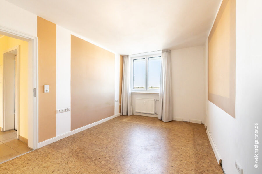 Bezugsfreie, lichtdurchflutete Wohnung mit großen Fenstern und West-Balkon - Schlafzimmer