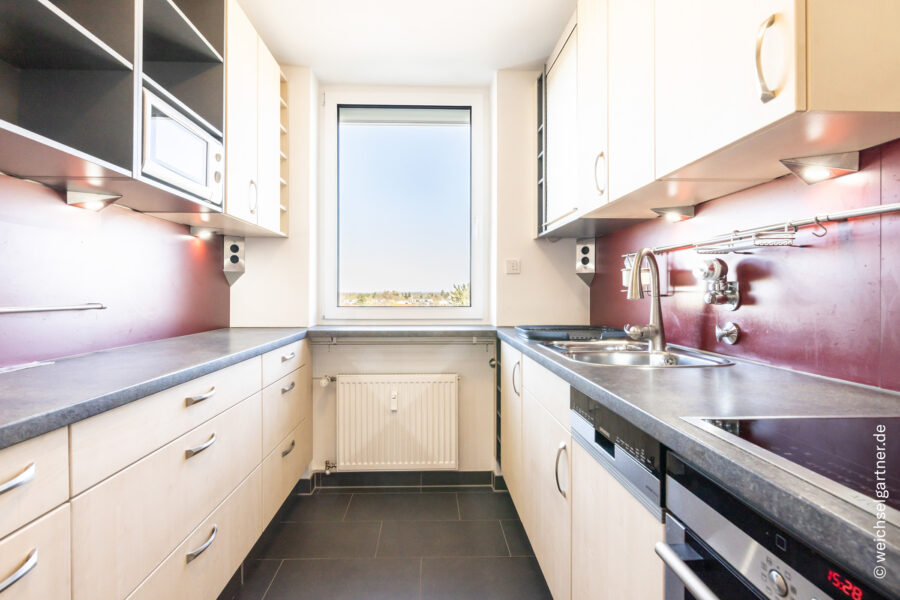 Bezugsfreie, lichtdurchflutete Wohnung mit großen Fenstern und West-Balkon - Küche mit Einbauküche
