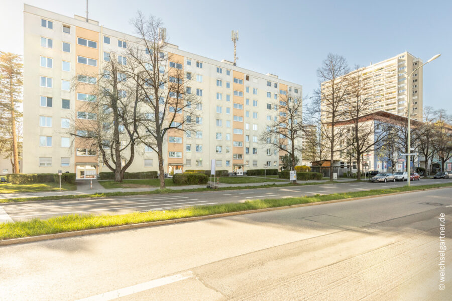 Bezugsfreie, lichtdurchflutete Wohnung mit großen Fenstern und West-Balkon - Straßenansicht des Wohnhauses