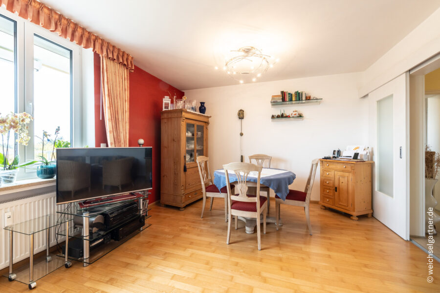 Modernisierte 3-Zimmer-Wohnung mit funktionaler Ausstattung und Westbalkon - Wohn-/Essbereich