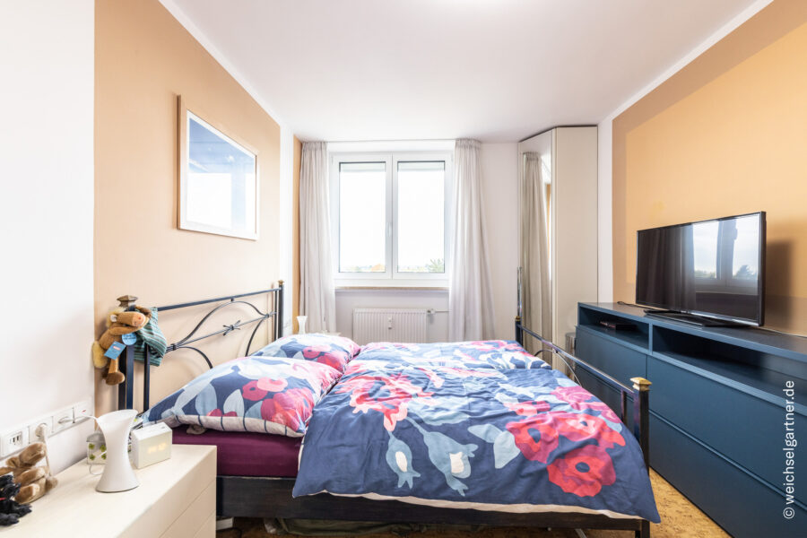 Modernisierte 3-Zimmer-Wohnung mit funktionaler Ausstattung und Westbalkon - Schlafzimmer