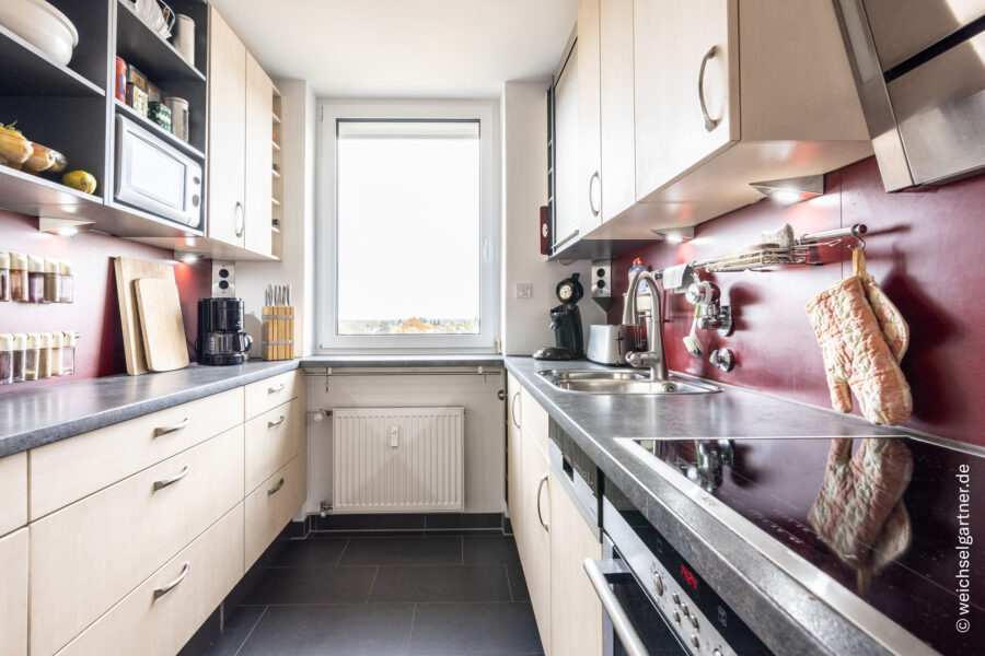 Modernisierte 3-Zimmer-Wohnung mit funktionaler Ausstattung und Westbalkon - Küche mit Einbauküche