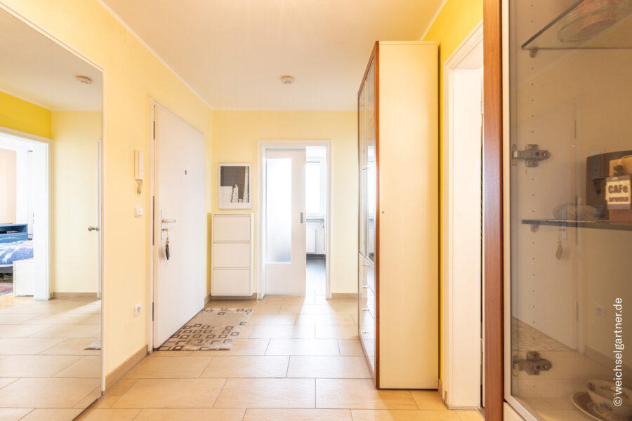 Modernisierte 3-Zimmer-Wohnung mit funktionaler Ausstattung und Westbalkon - Großzügiger Eingangsbereich