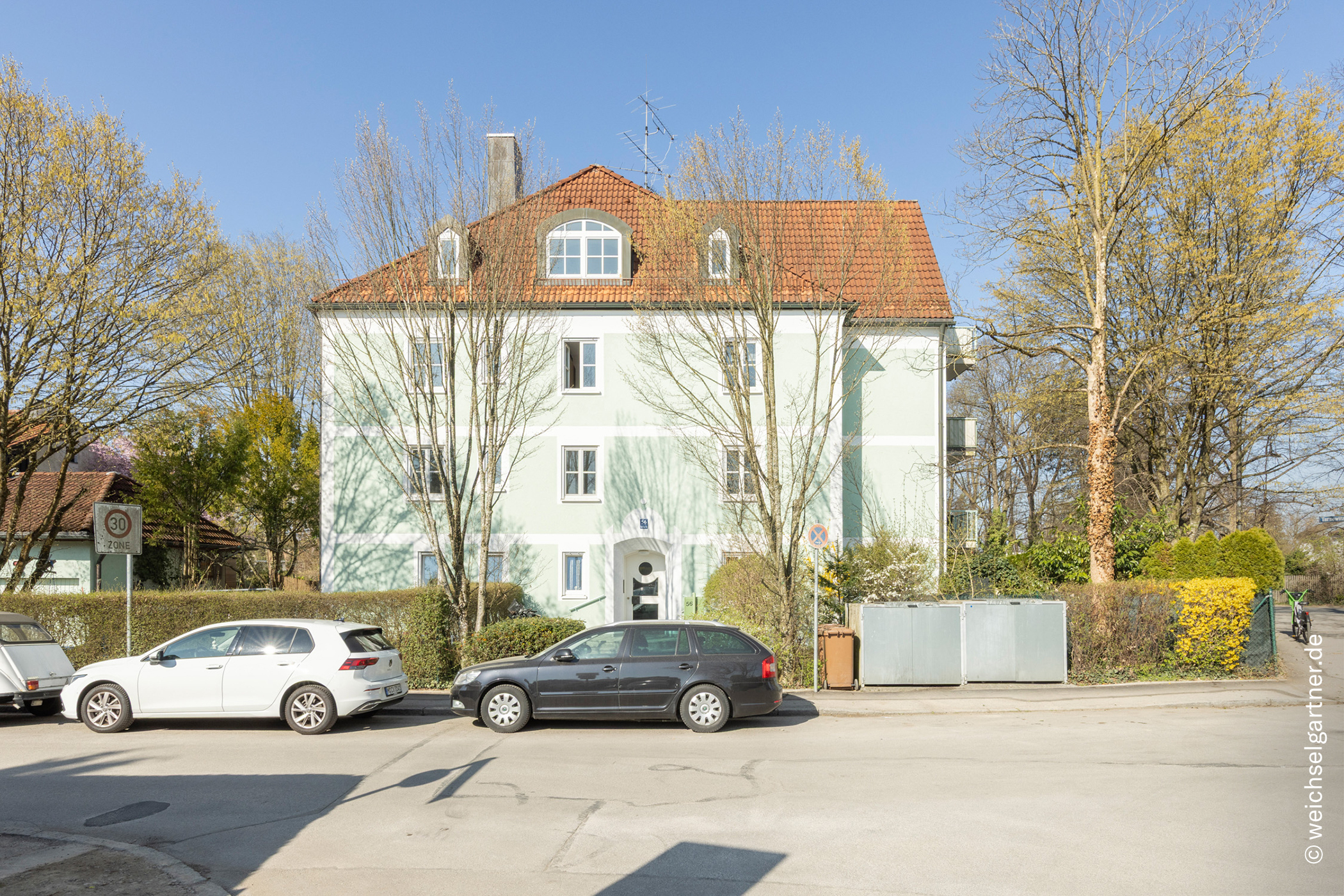 Vermietete Dachgeschosswohnung mit ansprechendem Grundriss und Tiefgaragenstellplatz, 81929 München, Dachgeschosswohnung