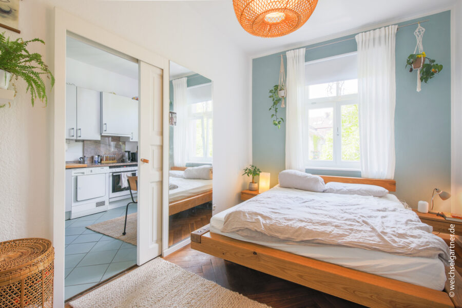 Dachterrassenwohnung in ruhiger und grüner Innenhoflage im Denkmal-Altbau - Schlafzimmer 1