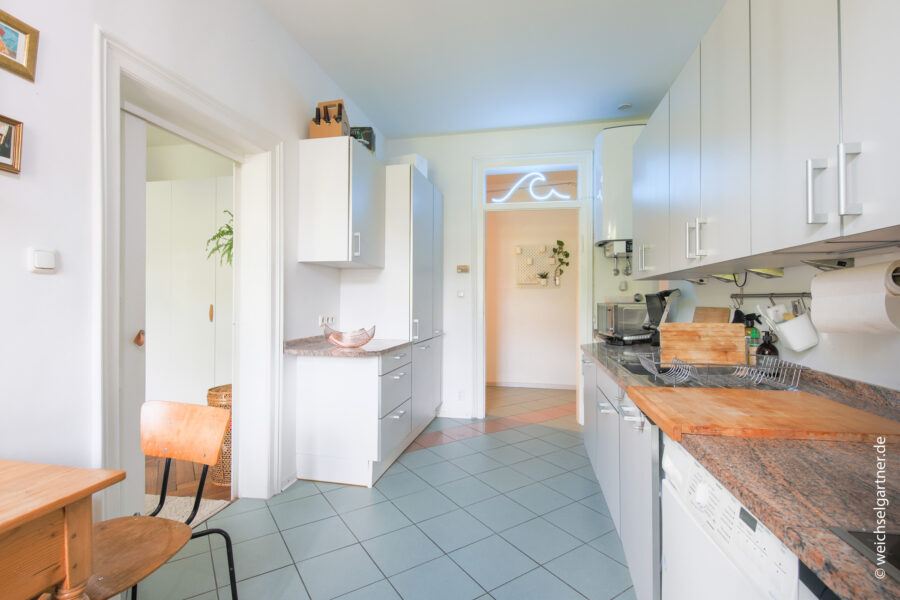 Dachterrassenwohnung in ruhiger und grüner Innenhoflage im Denkmal-Altbau - Wohnküche mit Blick zum Flur