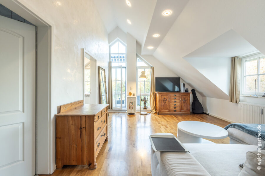 Lichtdurchflutete Dachgeschosswohnung in absolut grüner und ruhiger Lage Nähe des Ostpark - Lichtdurchflutete Wohnung