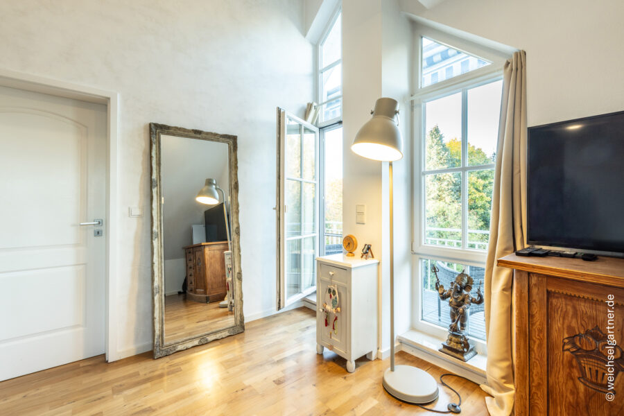 Lichtdurchflutete Dachgeschosswohnung in absolut grüner und ruhiger Lage Nähe des Ostpark - Blick Richtung Balkon