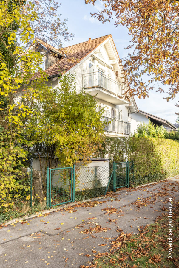 Lichtdurchflutete Dachgeschosswohnung in absolut grüner und ruhiger Lage Nähe des Ostpark - Charmante, kleine Wohnanlage