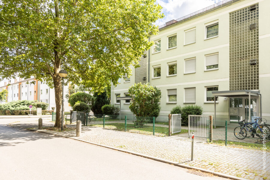 Renovierungsbedürftige Wohnung mit Süd-Loggia und Einzelgarage - Hauseingang