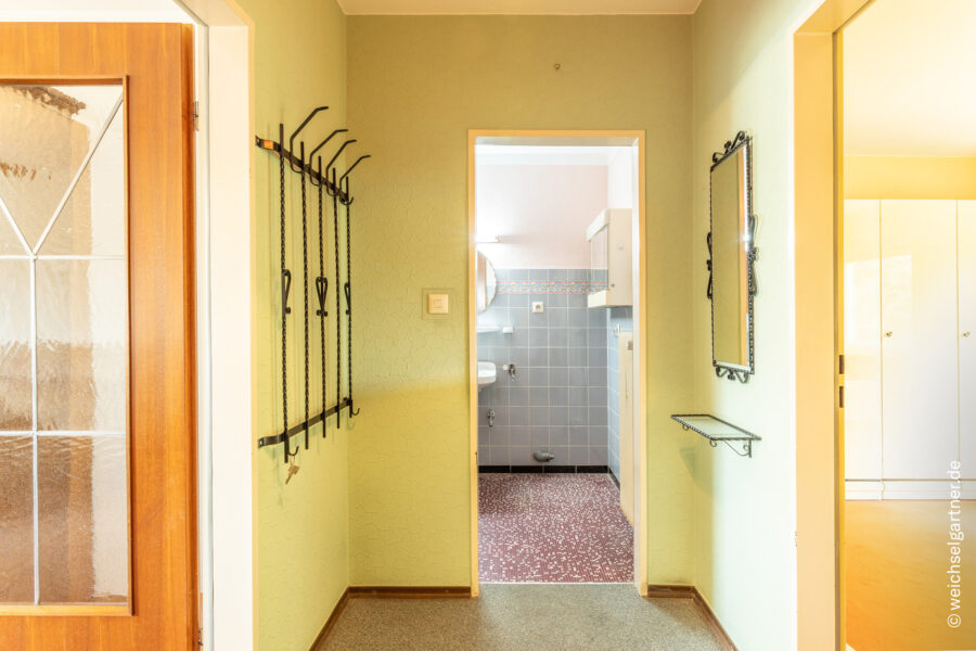 Renovierungsbedürftige Wohnung mit Süd-Loggia und Einzelgarage - Diele