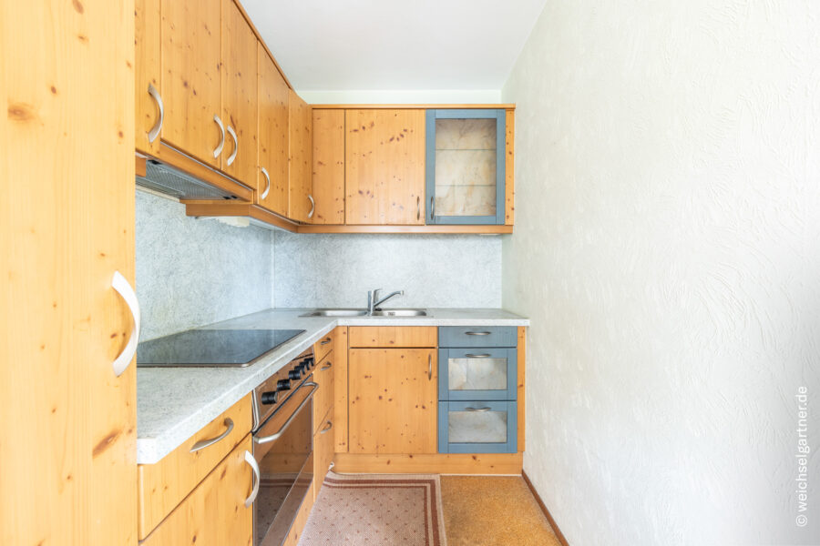 Renovierungsbedürftige Wohnung mit Süd-Loggia und Einzelgarage - Einbauküche