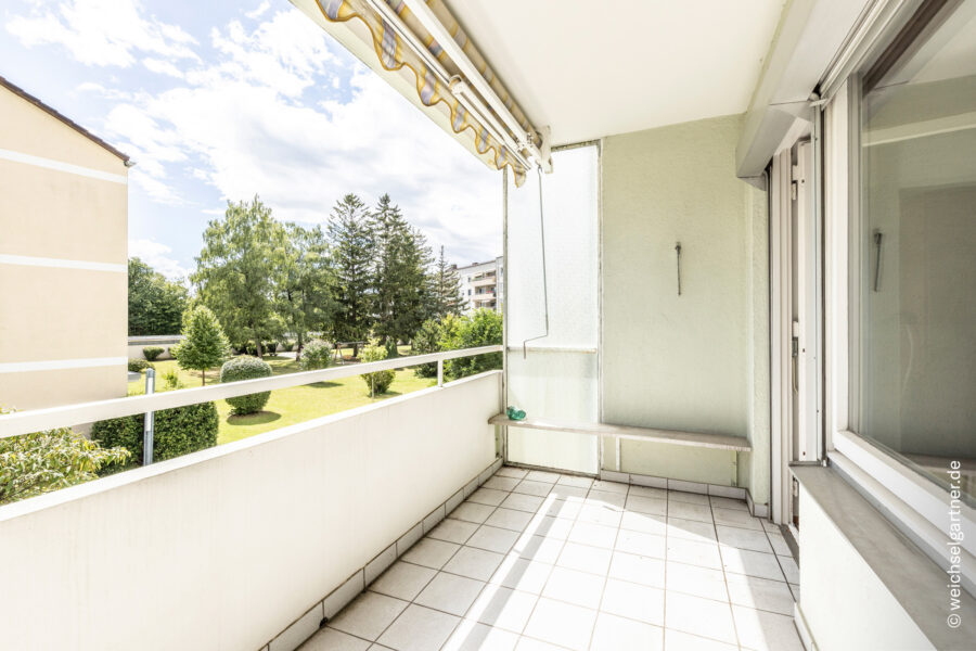 Renovierungsbedürftige Wohnung mit Süd-Loggia und Einzelgarage - Loggia mit Markise